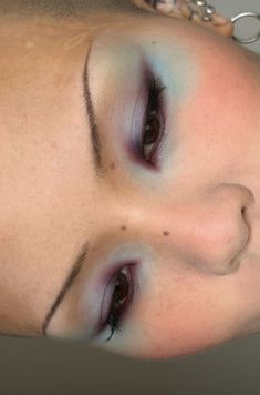 Bottom Eyelash Makeup, Fem Masc Makeup, Unique Face Painting Ideas, Nose Bridge Makeup, Beauty Mark Makeup, No Eyebrows Makeup Look, Muted Makeup, Neutral Eyeshadow Looks, New Wave Makeup