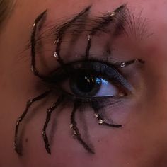 Fall Inspired Eye Makeup, Halloween Makeup Spider Eye, Insect Makeup Halloween, Spider On Eye Makeup, Spiderman Makeup Ideas, Spider Themed Makeup, Wydowna Spider Aesthetic, Spider Eyes Makeup, Spider On Face Makeup