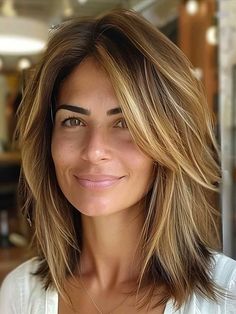 A unique sun-kissed textured lob hairstyle for thin hair Haircuts For Medium Length Hair, Layered Haircuts For Medium Hair, Haircuts For Fine Hair, Medium Hair Cuts, How To Make Hair, Hair Highlights