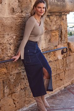 Blue Midi Skirt Outfit, Denim Pocket Details, Black Denim Skirt Outfit, Cargo Skirt Outfit, Button Front Denim Skirt, Denim Skirts Knee Length, Blue Midi Skirt