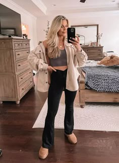 CUTE | COMFY | FASHION | UGGS | AERIE | CROSSOVER LEGGINGS | FLANNEL Black Flare Leggings, Leggings Outfit Winter, Leggings Outfit Fall, Comfy Fall Outfits, Mom Fits, Winter Fall Outfits, Flannel Outfits, Pastel Outfit