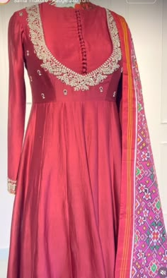 Anarkali Neck Designs Party Wear, Anarkali Dress Design From Saree, Anarkali Kurti Design From Old Saree, Patola Anarkali Dress, Plain Dress With Heavy Dupatta Simple, Patola Suit Designs, Neck Designs For Anarkali Dresses, Patola Dress Designs, Anarkali Dress Pattern Indian Fashion