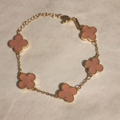 Beautiful 5 Clover Bracelet In Light Pink And Gold. Pink And Gold Necklace, Clover Bracelets, Pink Gold Bracelet, Van Cleef And Arpels Jewelry, Beaded Memory Wire Bracelets, Clover Jewelry, Preppy Jewelry, Pretty Jewelry Necklaces, Elegant Jewellery