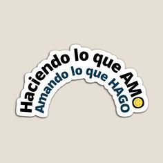 a sticker with the words hacendoo do que amano