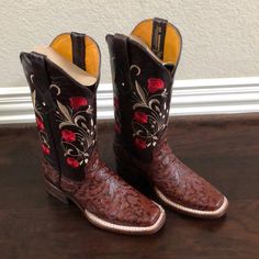 Beautiful Detailed Boots, 100% Leather From Mexico. Wax Coated Stitching To Prevent Damage. Size 7 1/2 U.S. Quince Boots, Mexican Boots For Women, Mexican Botas, Mexican Boots, Brown Cowgirl Boots, Quinceañera Dresses, Quince Dresses, High Top Shoes, Quinceanera Dresses