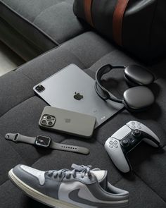 Aesthetic Gadgets, Luxury Gadgets, Electronic Gadgets For Men, Apple Ecosystem, Best Casual Shirts, Everyday Bag Essentials, Mens Luxury Lifestyle, All Apple Products, Apple Iphone Accessories