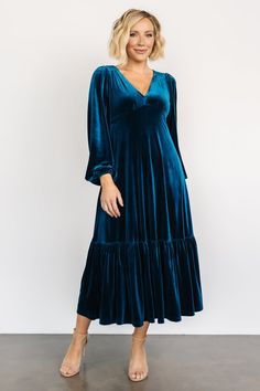 Drape yourself in opulence with our sapphire shade velvet maxi dress, a luxurious and captivating choice that exudes timeless elegance. This dress, in a rich sapphire hue and sumptuous velvet fabric, ensures you stand out with grace and sophistication at any special occasion Sukienki Plus Size, Velvet Sleeve, Velvet Maxi Dress, Midi Ruffle Dress, Daily Dress, Long Sleeve Midi, Green Velvet, Looks Vintage, Velvet Dress