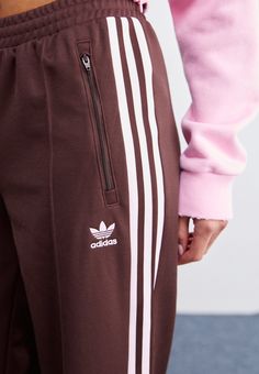 adidas Originals BECKENBAUER - Spodnji deli trenirk - shadow brown Adidas Originals Outfit, Adidas Beckenbauer, Jogging Adidas, Tracksuit Bottoms, Lookbook Outfits, Adidas Originals, Jogging, Adidas, The Originals