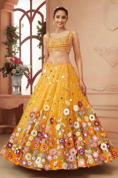 Flower Lehenga Floral Design, Latest Lehanga Design For Wedding, Latest Haldi Outfits, Lehenga Choli Designs Latest, Mehandi Outfits Brides, Haldi Ceremony Lehenga, Unique Haldi Outfits, Yellow Floral Lehenga, Flower Lehenga