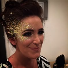 Gold Glitter Eye Makeup Festival, Gold Dance Makeup, Glitter Face Paint Ideas, Gold Festival Makeup, Gold Glitter Makeup Looks, Gold Face Glitter, Kostüm Gold, Makeup With Rhinestones, Gold Face Paint