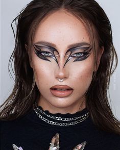 Upside Down Eyeshadow, Makeup Artist Look Ideas, Space Makeup Futuristic Make Up, Graphic Eyeliner Asian Eyes, Crazy Graphic Liner, Negative Eyeliner, Futuristic Eyeliner, Techno Makeup Rave, Avangard Makeup