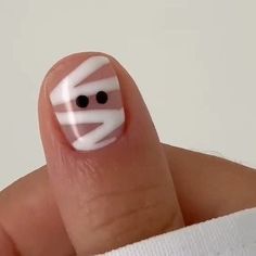 Cute Simple Halloween Nail Ideas, Nail Art Designs Halloween Easy, Really Easy Halloween Nails, Easy Nails Halloween, Mummy Nail Art Halloween, Halloween Nail Inspo Short Nails, Cute Nail Ideas Easy Simple