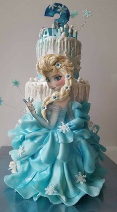 there is a cake that looks like a princess