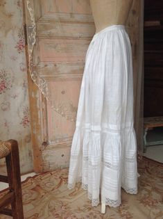 pure linen petticoat skirt with lace flounce made in the 1910s this is a very strong petticoat with pin tuck work and bobbin lace there is room to make the skirt 5 cm longer ( 2") waist 60 cm  23,5" length  94 cm  37" there is an era with some discoloration