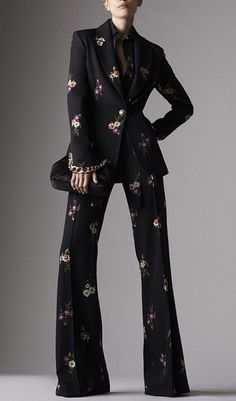 FLORAL PRINT FLARE JACKET SUIT IN BLACKRevolutionize your office style with our Floral Print Flare Jacket Suit in Black. This sleek and sophisticated suit features a vibrant floral print that adds a pop of color to your professional wardrobe. The architectural flare shapes give this suit a modern edge, making it perfect for both work and beyond.Our Floral Print Flare Jacket Suit is designed to make a statement while still maintaining a professional look. The black color of the suit provides a sl Flower Midi Dress, Satin Corset Dress, Jacket Suit, Bold Floral Print, Professional Wardrobe, Denim Mini Dress, Green Midi Dress, Plus Size Shopping, Office Style