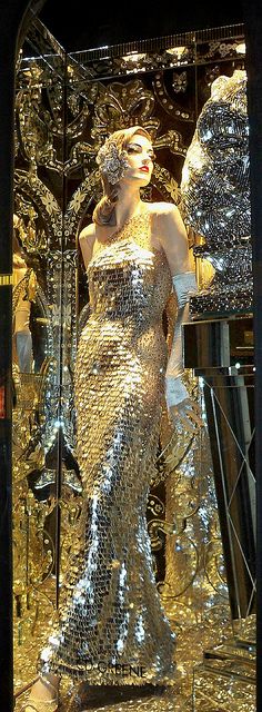 .Old Hollywood Inspiration Disco Formal, Decoration Vitrine, Christmas Window Display, Window Displays, Christmas Window, Mode Vintage, Visual Merchandising, Window Display, Bergdorf Goodman