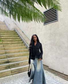 Sultry Fashion, Long Denim Skirt Outfit, Maxi Denim Skirt, Cute Modest Outfits, Denim Skirt Outfits, Maxi Skirt Outfits, Patchwork Denim, Denim Maxi