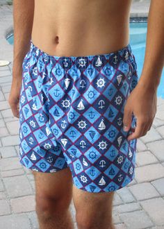 Woven boxer shorts with a 3-panel back. Keep your man comfortable and cute in his favorite fabris or make a pair for yourself as pajamas! Mens Boxers Pattern, Boxer Pattern, Boxer Shorts Pattern, Holiday Hand Towels, Sewing Men, Mens Sewing Patterns, Sewing Pants, Shorts Pattern, Boxer Puppy