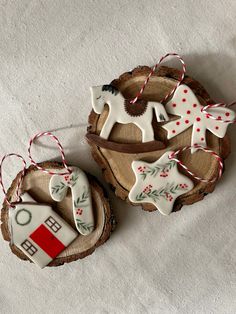 some ornaments are sitting on a piece of wood