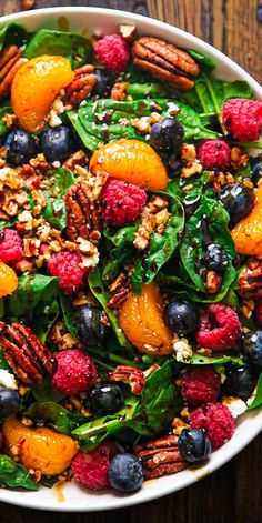 Berry Spinach Salad with Blueberries, Raspberries, Pecans, Mandarin Oranges, and Balsamic Dressing on a plate Berry Spinach Salad, Salad With Blueberries, Balsamic Dressing Recipe, Salad With Spinach, Salad With Balsamic Dressing, Spinach Salad Recipes, Fresh Salad Recipes, Berry Salad