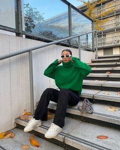 Cold Weather Outfits Street Style, Green Turtleneck Outfit, Ny Fits, Green Sweater Outfit, Foto Inspo, Green Turtleneck, Winter 23, Sweater Outfit