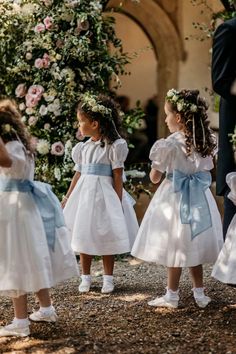 English Garden Wedding Dress, Flower Girl Inspiration, English Country Wedding, English Country Weddings, Wedding Fotos, English Garden Wedding, Garden Wedding Dresses, Tiny Village, English Wedding