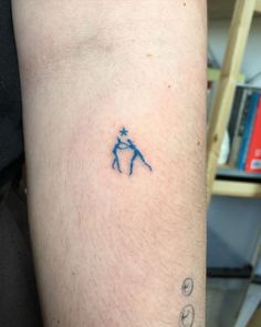 a small tattoo on the arm of a man with a knife in his right hand