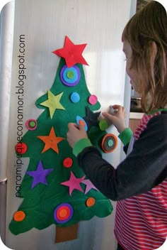 Este árbol tan sencillo lo tenemos en la nevera, hecho con fieltro e imanes. Si lo ponéis en pared, con velcro es otra posibilidad.     ... Toddler Christmas Tree, Ideas Para Navidad, Felt Tree, Ideas Navideñas, Happy Birthday Jesus, Felt Christmas Tree, Navidad Diy