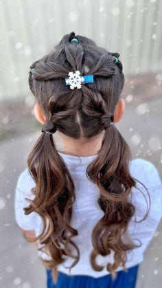 20 Fun and Festive Christmas Hairstyles Your Kids Will Love Wacky Christmas Hair, Christmas Kids Hairstyles, Xmas Hairstyles For Kids, Crazy Hair Day Ideas Christmas, Christmas Girl Hairstyles, Snowflake Hairstyle, Elsa Hairstyle Kids, Girls Christmas Hairstyles, Crazy Christmas Hairstyles For Kids