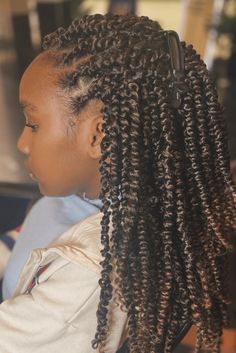 This charming hairstyle showcases a cascade of crochet twists cascading down the back, creating an enchanting and playful look ideal for kids. The twists are well-defined and exhibit a lovely, consistent spiral pattern, lending the style a sense of uniformity and finesse. Accessorized with a simple yet stylish - Click to see more of Fun and Creative Crochet Styles for Kids: 21 Ideas to Inspire Their Imagination and follow us for more hairstyle ideas. // Photo Credit: Instagram @dejathestylist_ Kids Crochet Hairstyles, Kids Afro, Crochet Twists, Crochet Curls, Crochet Hairstyles, Styles For Kids, Crochet Styles, Crochet Twist, Creative Crochet