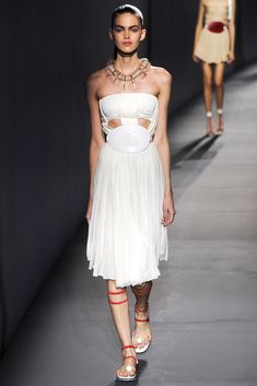 Vionnet Spring 2015 Ready-to-Wear Fashion Show | Vogue Wedding Party Outfits, Stylish Summer Outfits, Moda Paris, Fashion Event, 2015 Fashion, Spring Summer 2015, Fashion Shows, Couture Dresses, Summer 2015