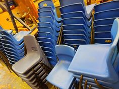 rows of blue chairs are lined up in a row on the floor next to each other