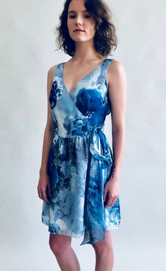 Rita Wrap Kleid Mini in der blauen Rosen aus 100 % Seide Chiffon.  Dieses schöne Kleid ist gefüttert mit 100 % Habotai Seide und hat eine Krawatte Schärpe für eine einfache passen.  Die Rückseite hat eine drapierte Kutte Detail.  Edel, leicht & elegant.  Vielseitig genug, um für Casual, semi-formale Gelegenheiten getragen werden. Bei Indigo Boutique-Designs, dass wir über umweltbewusste Mode, Pflege so wir verwenden ethisch bezogen Materialien machen unsere Kleidung von Hand im westlichen North Roses 100, Boutique Designs, Silk Set, Conscious Fashion, Blue Roses, Boutique Design, Dress Mini, Maxi Wrap Dress, Silk Chiffon