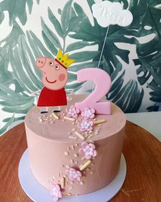 Lieve taart van peppa pig Peppa Pig Cake, Pepa Pig, Spongebob Birthday, Pig Cake, 1st Birthday Party Decorations, Big Cakes, Fondant Cakes, Baby Cake, 2nd Birthday Parties