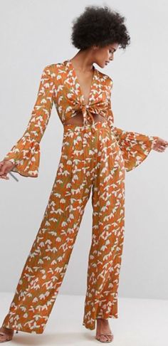 I love wide leg pants. They cover problem areas and balance OTHER problem areas. Disco fashion ideas and 70s outfits. 70s Themed Outfits, Retro Party Outfit, 70s Fashion Outfits, 1970 Fashion, Disco Fashion, 60s 70s Fashion, 70s Women, 70s Outfits, Fashion Revolution