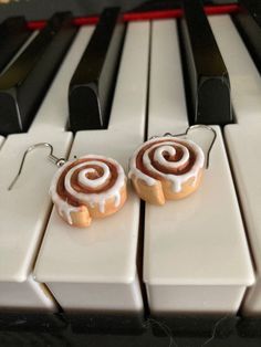 some kind of food that is on top of a piano keyboard with white icing