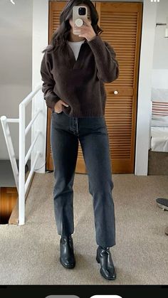 Autumn Outfits Black Jeans, Business Casual Outfits For Women Boots, Cream Color Sweater Outfits Fall, Brown Sweater Black Jeans, Work Outfits With Black Jeans, Going Out Autumn Outfits, Black Jeans Brown Sweater Outfit, Polo Winter Outfits, Harvard Sweater Outfit