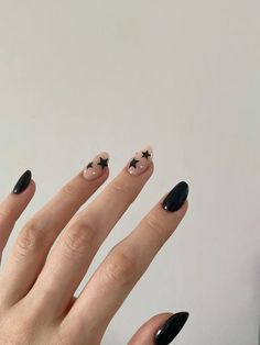 Black And What Nails, Simple Nails Stars, Alt Nail Inspo Almond, Emo Gel Nails, Short Nail Designs Grunge, Nails Inspiration 2024, Short Almond Shaped Nails Designs, Simple Nails Black, Easy Black Nail Designs