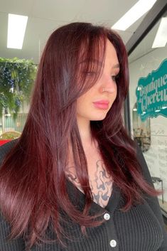 Couleur acajou : le guide complet sur cette coloration (  10 idées) Hair Color Cherry Coke, Celebrity Icons, Cherry Coke, Cherry Hair