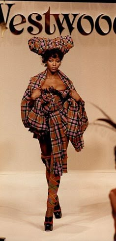 Naomi Campbell models a tartan dress in a 1994 show Vivienne Westwood 1994, Vivienne Westwood Plaid, 90s Vivienne Westwood, Vivienne Westwood Designs, Scottish Independence, Fashion Magazine Cover