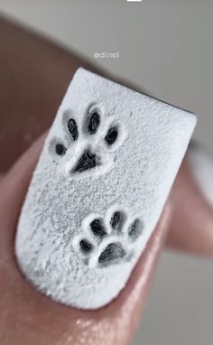 Snow Paw Print Nails, Christmas Toenail Ideas, Nails With Dog Paws, Paw Print Nail Designs Dog Lovers, Nail Ideas Cat, Nail Designs Dog, Cat Paw Nails, Paw Print Nail Art, Paw Print Nails