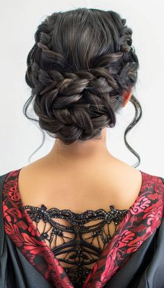 This image displays an intricate braided updo, ideal for a formal graduation ceremony. The hair is braided into multiple strands and then woven together to form a voluminous bun at the back of the head. The braids add texture and interest to the hairstyle, while the neat finish gives it an elegant look. Curly Hair Styles For Prom, Hair For Graduation, Updos Elegant, Hairstyles For Graduation, Get Ready For Prom, Graduation Hairstyle, Elegant Braids, Prom Inspiration