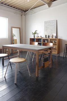 a table and chairs in an empty room