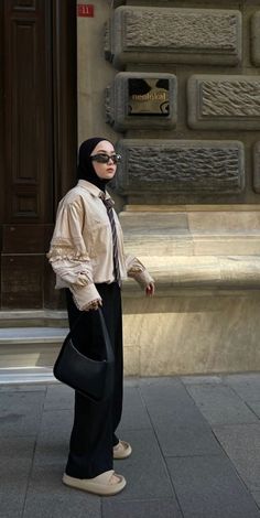 College Outfits Hijab, Safari Outfit Women, Safari Outfit, Safari Outfits, Hijabi Fits, Hijabi Outfit, Outfits Hijab, School Outfit Women, University Outfit