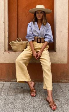 Cada vez que llega la primavera hay unas sandalias planas que ponen de acuerdo a muchísimas mujeres de todo el mundo. Y no a unas mujeres cualquieras, a las que adoran, valoran y saben de moda. Hablamos de unas sandalias planas icónicas porque traspasan fronteras y generaciones, de las mujeres clásicas a las jóvenes modernas. Lefties ha captado esa esencia IRRESISTIBLE y ha lanzado un modelo playero en varios colores que va a volverte loca.Chanclas de Lefties Nos las hemos encontrado de casua... Mode Casual, Mode Inspiration, Look Fashion, Spring Summer Fashion, Chic Outfits, Casual Chic, Casual Style, Stylish Outfits, Casual Looks