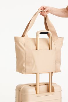 BÉIS 'The BEISICS Tote' in Beige - Large Beige Tote Bag With Zipper Carry On Tote Bag Travel, Best Travel Tote, Computer Tote Bag, Travel Flats, Tote Bag With Zipper, Beige Tote Bag, Stylish Luggage, Rice Bag, Big Tote Bags