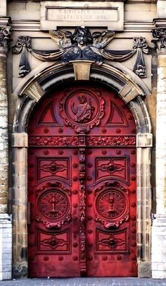 Cool Doors Interior, Cool Front Doors, Unique Windows, Interesting Structures, Unique Front Doors, Era Victoria, Red Front Door, Art Door, Indoor Ideas