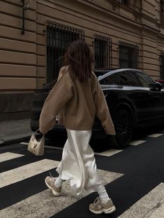 White Satin Skirt, Vinter Mode Outfits, Satin Skirt Outfit, Casual Chic Outfits, Classy Winter Outfits, Looks Street Style, Satin Skirt, 가을 패션