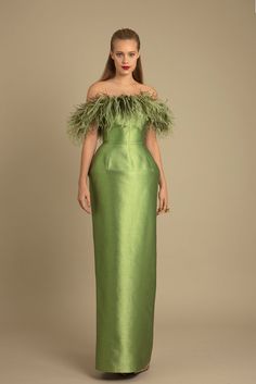 Feathered neckline princess seam column dress - HerTrove Elegant Green Off Shoulder Cocktail Dress, Long Dress Fitted, Marchesa Couture, Corset And Skirt, Long Outfit, Mnm Couture, Off Shoulder Gown, Column Skirt, Midi Dress Style