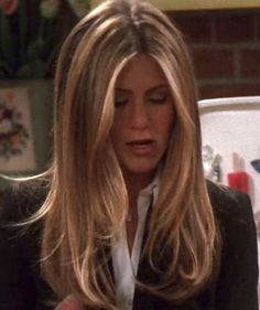 Jennifer Aniston Color Formula, Jennifer Aniston Hair Aesthetic, Jennifer Aniston Hair Dark Brown, Jennifer Aniston Hair Blowout, 90s Blowout Hair Jennifer Anniston, Rachel Green Hair Curtain Bangs, Rachael Friends Hair, Jennifer Aniston Curtain Bangs, Jennifer Anniston Hair Friends